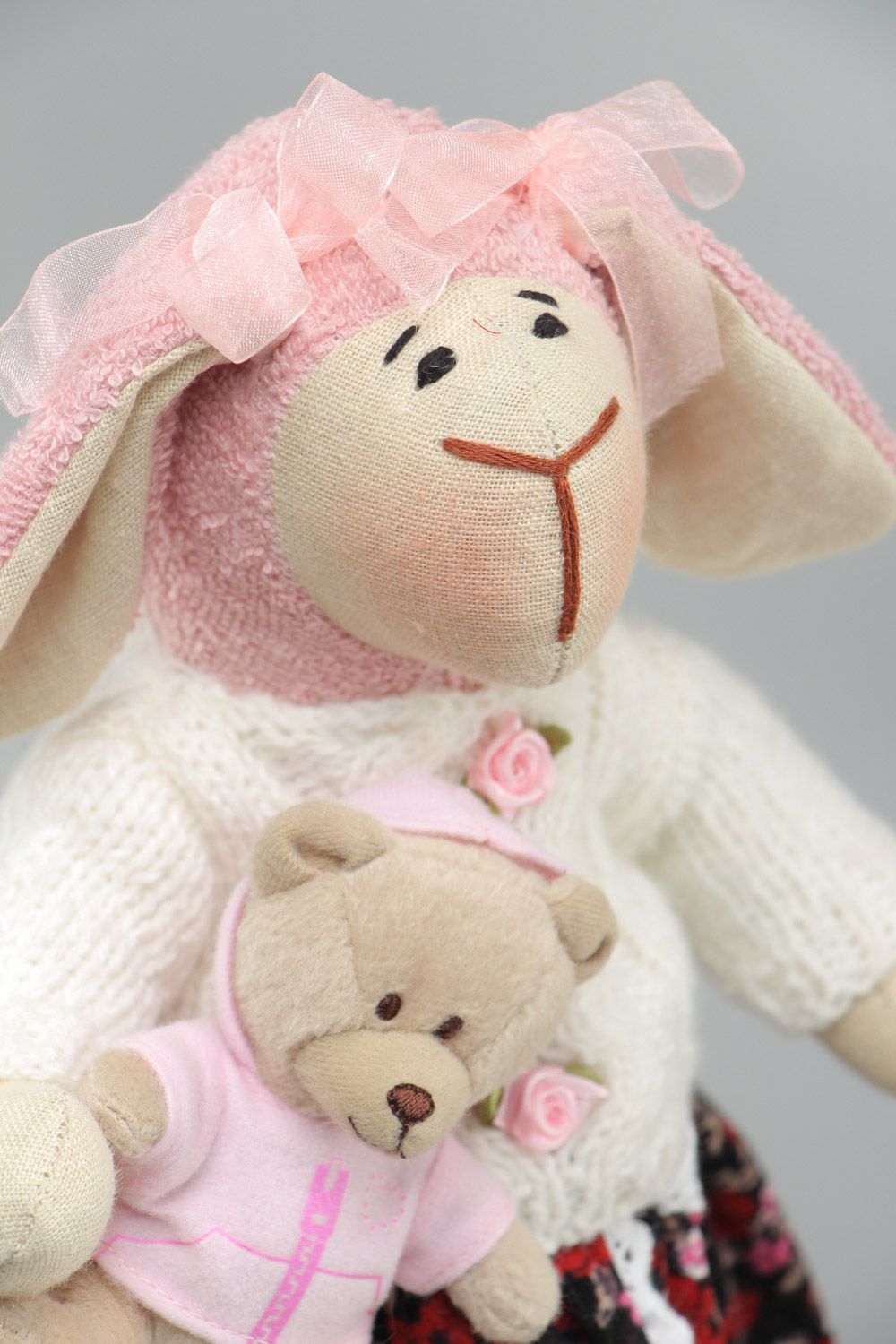 Weiches schönes Kuscheltier Schaf handmade aus Leinen im Kleid mit Bär für Kinder foto 3