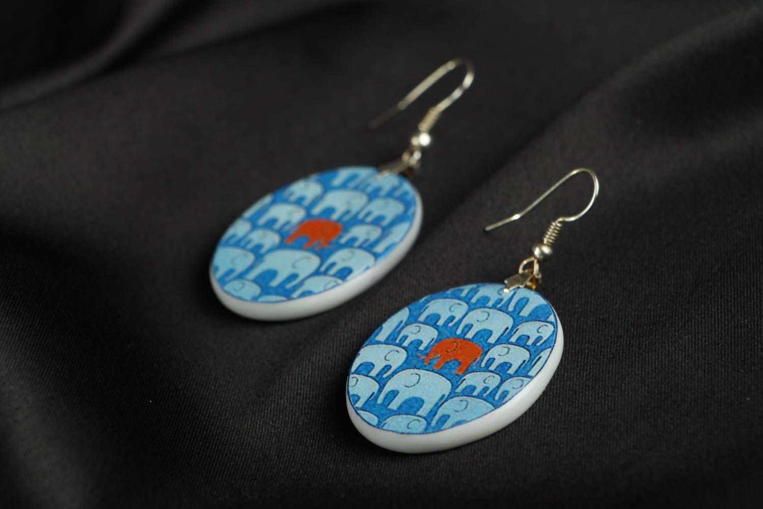 Round plastic earrings photo 2