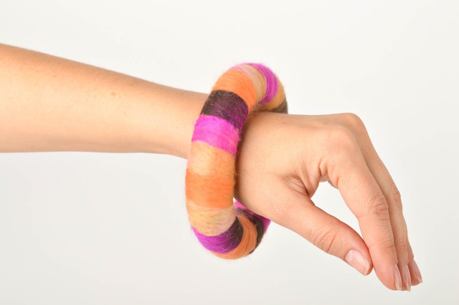 Bracelet fantaisie Bijou fait main multicolore en laine feutrée Accessoire femme photo 3