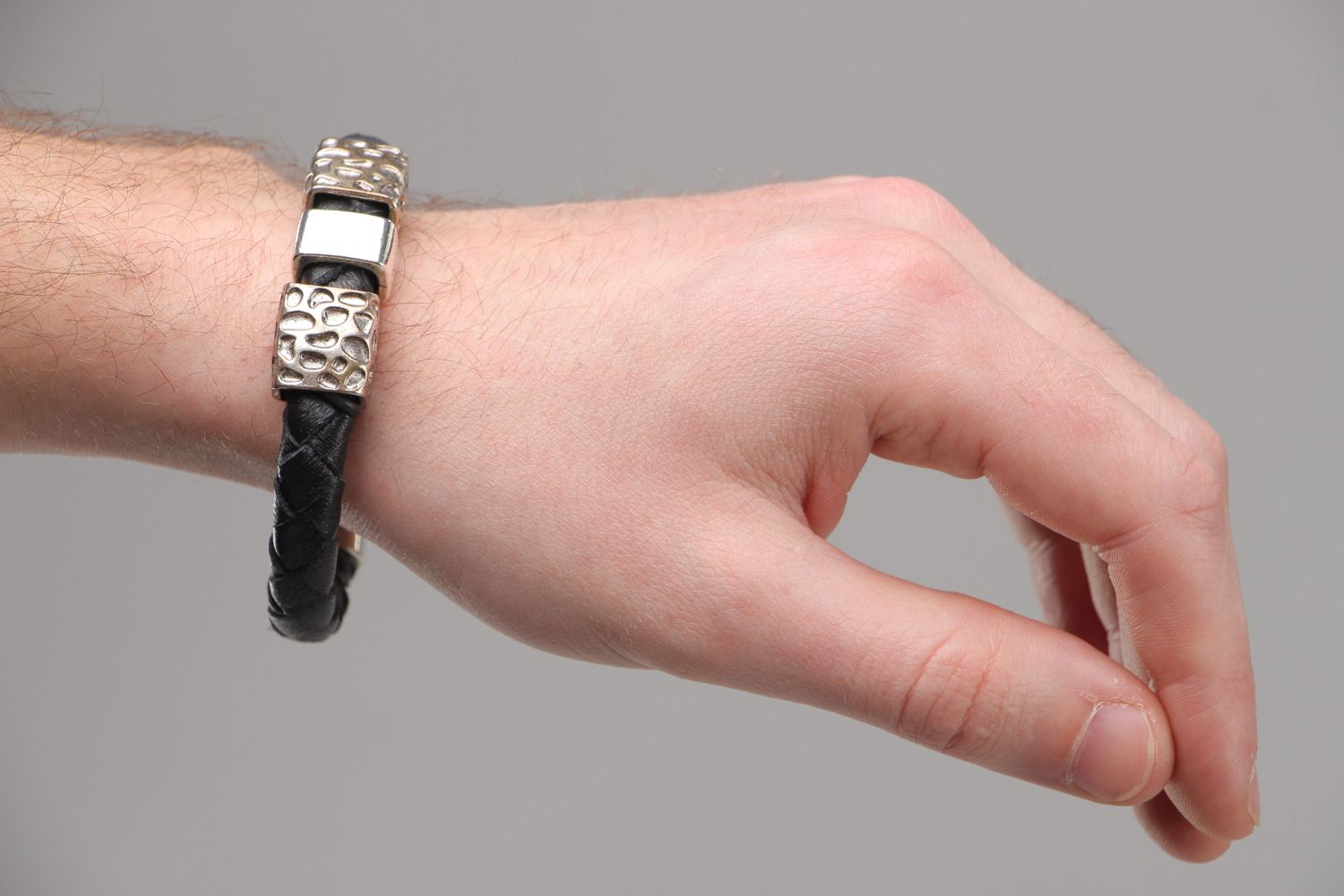 Schwarzes breites geflochtenes handgemachtes Armband aus Naturleder mit Metall für Damen foto 5