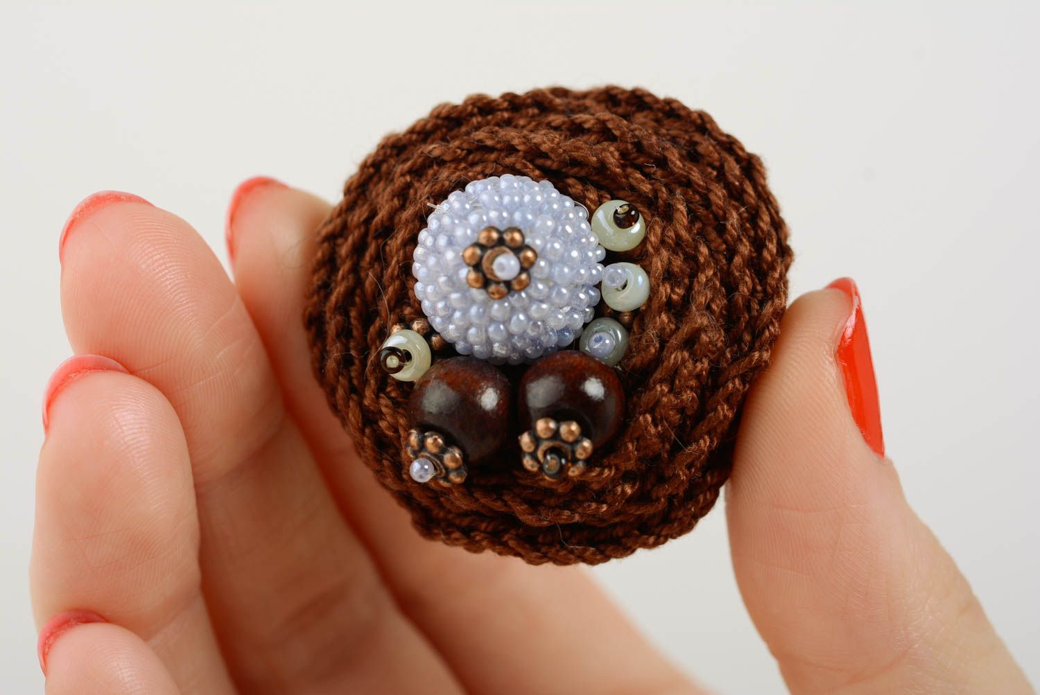 Broche fleur tricotée brune faite main perles de rocaille et bois bijou original photo 4
