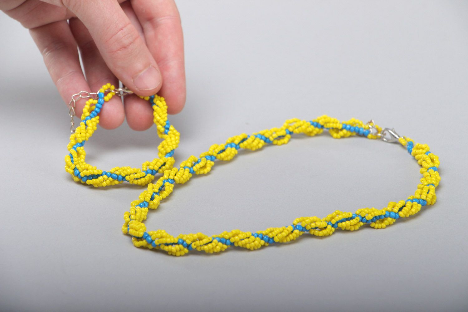 Juego de accesorios de abalorios collar y pulsera artesanales de colores amarillo y azul  foto 5