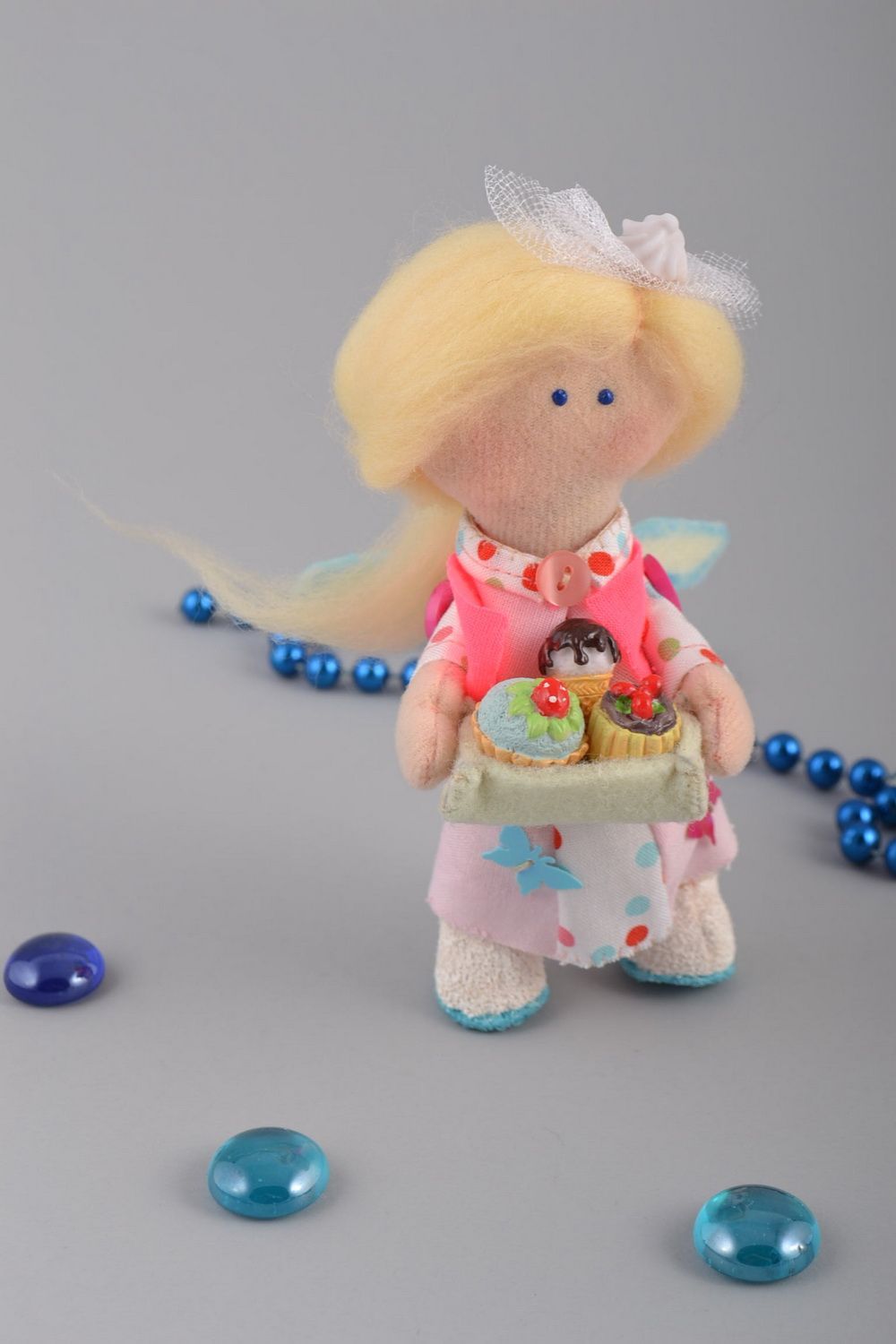 Künstlerische Puppe aus Filz Mädchen mit Süßigkeiten für Dekor handgeschaffen foto 1