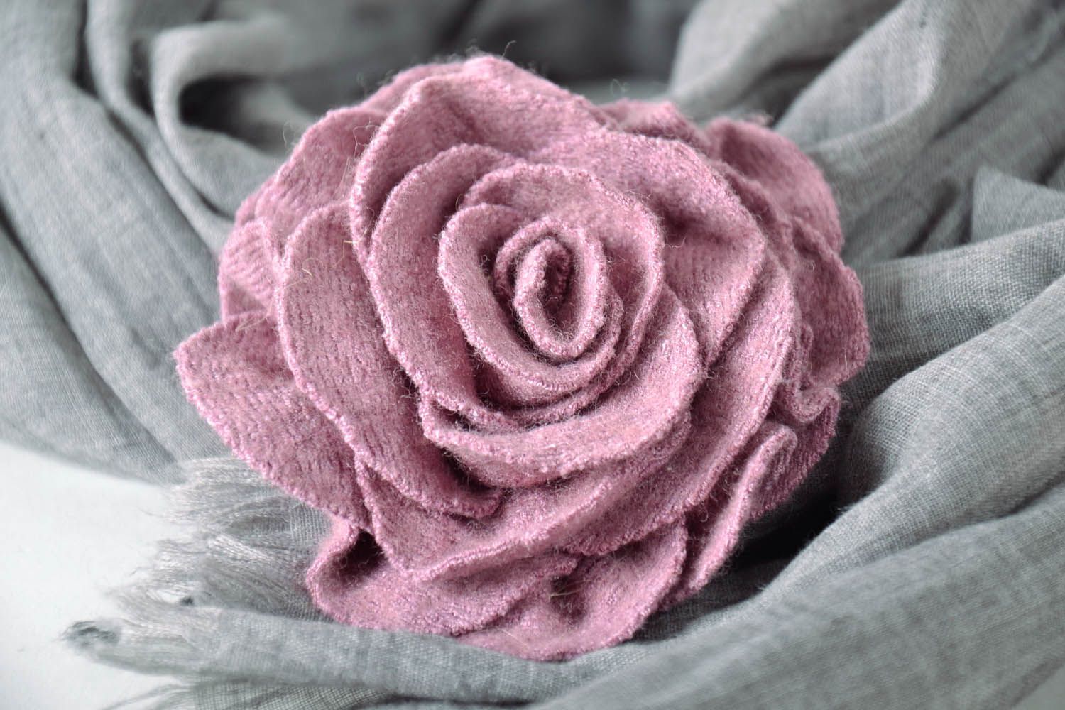 Brosche Blume aus Wolle Lavendelrose foto 1