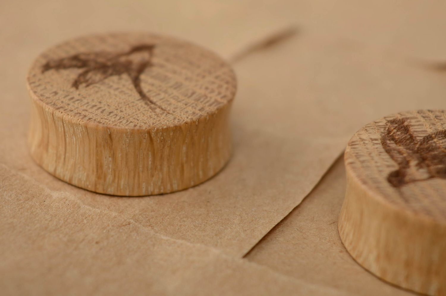 Tapones para orejas de madera con grabado con forma de pájaros  foto 4