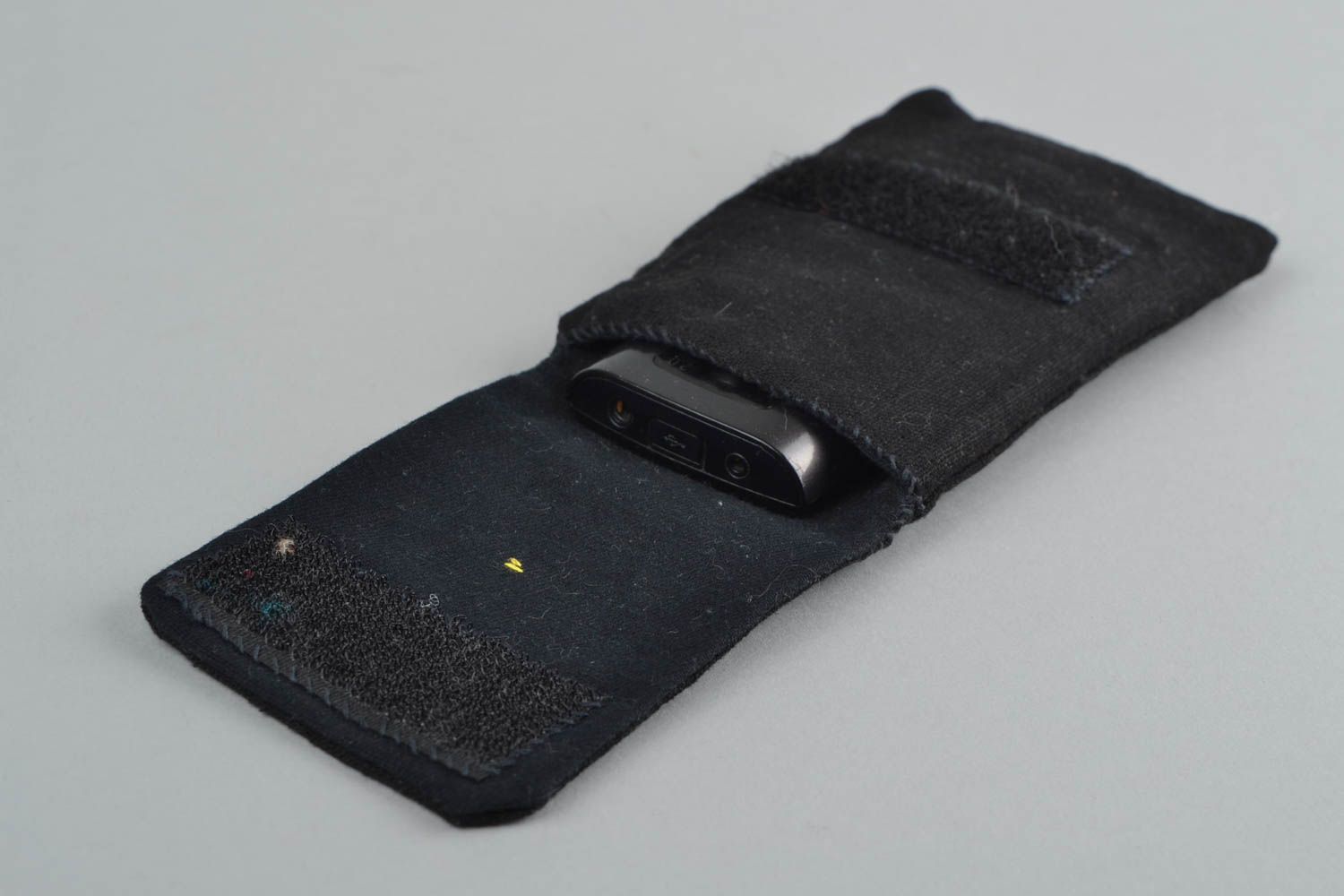 Черный тканевый чехол для мобильного из льна ручной работы с вышивкой крестиком фото 4