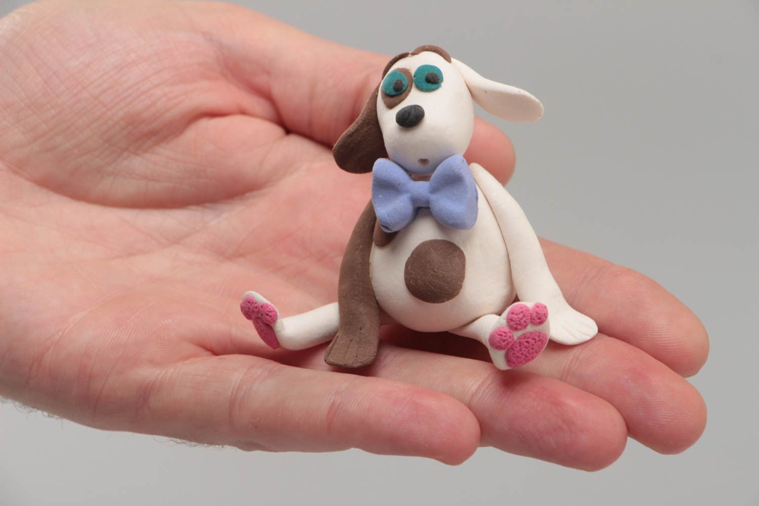 Figurine décorative en pâte polymère en forme de chien avec noeud papillon bleu photo 5
