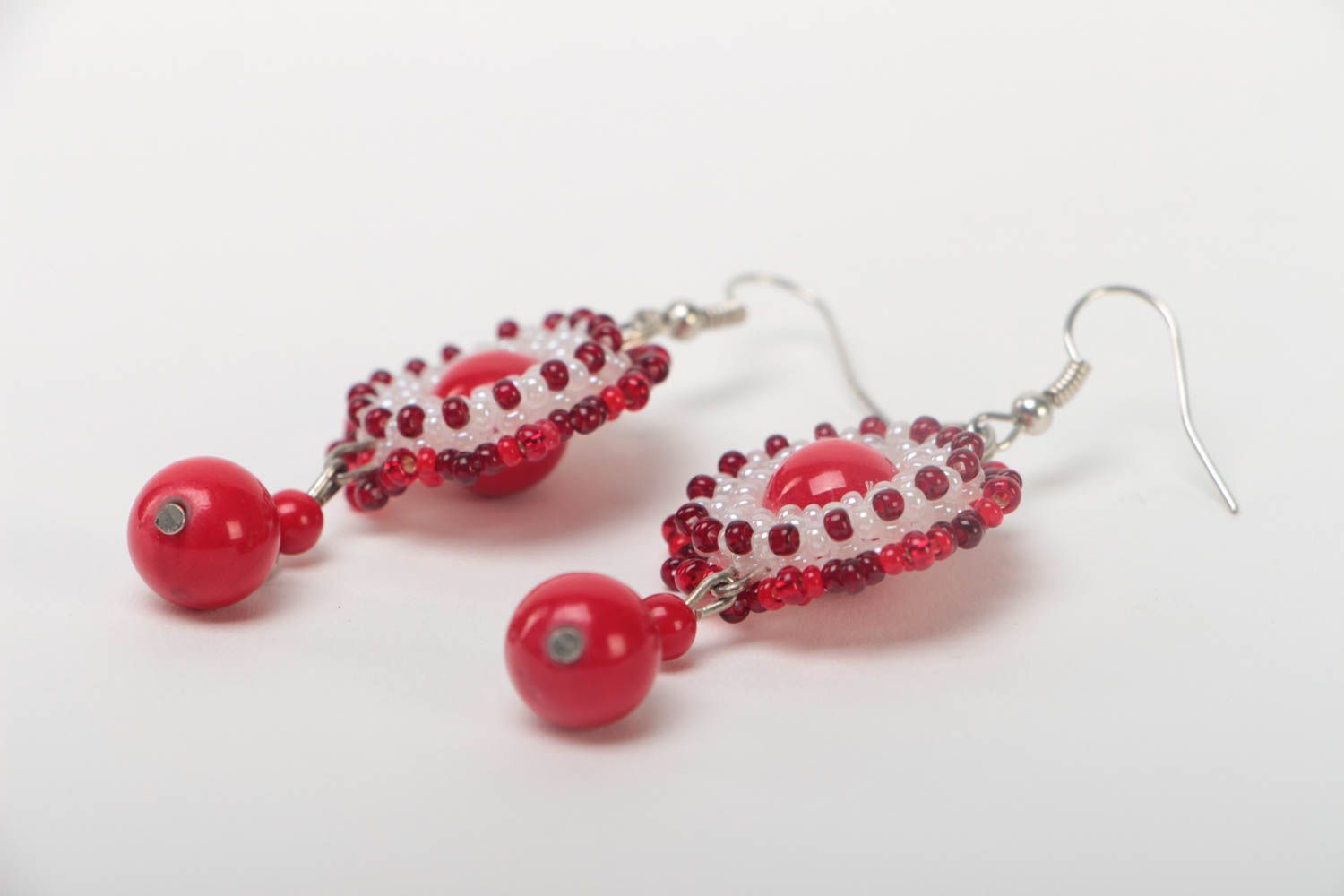 Schöne bunte rote elegante handgemachte Ohrringe aus Glasperlen und Metall foto 3