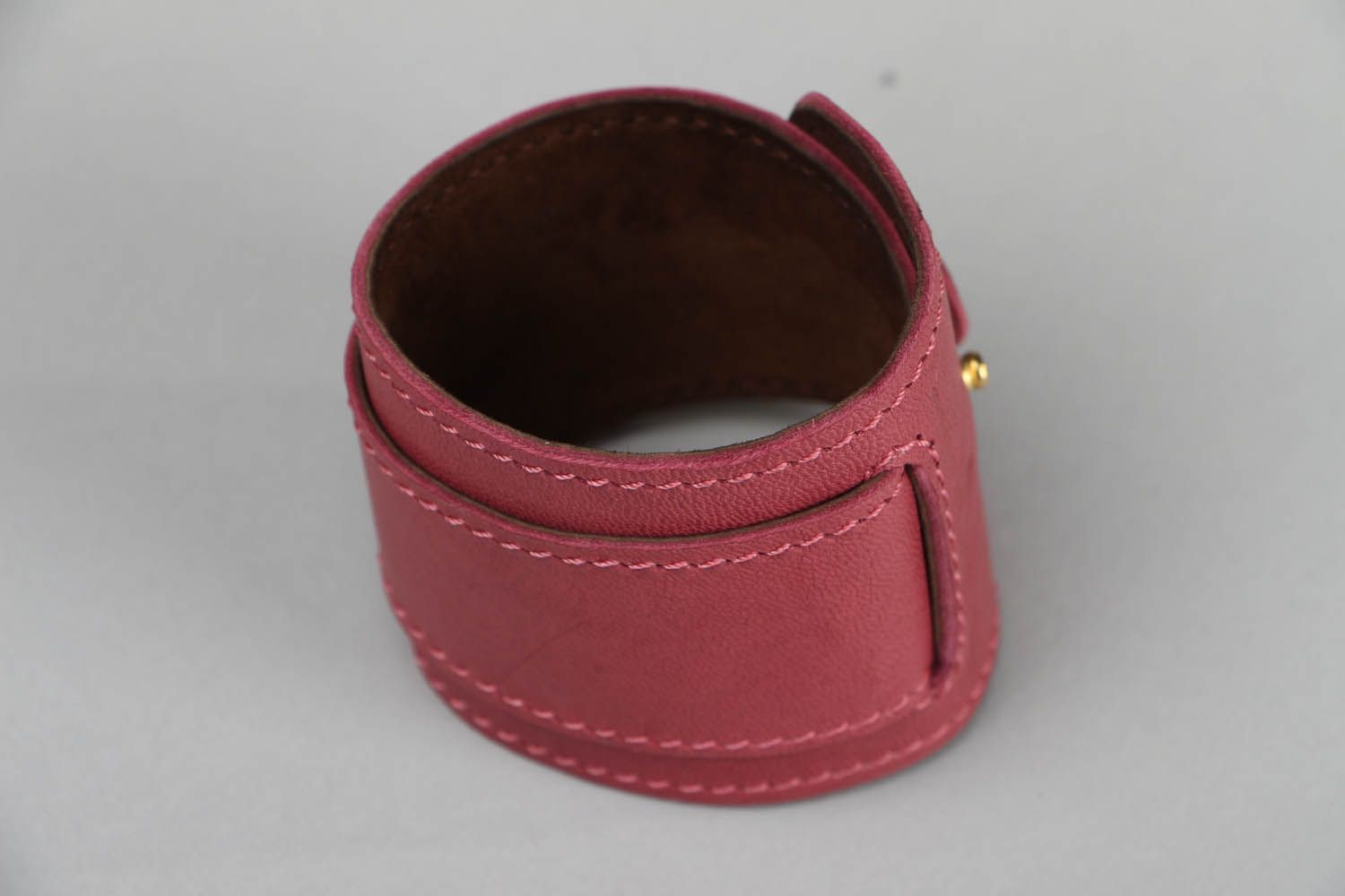Pulseira de cor rosa feita de couro genuíno foto 3