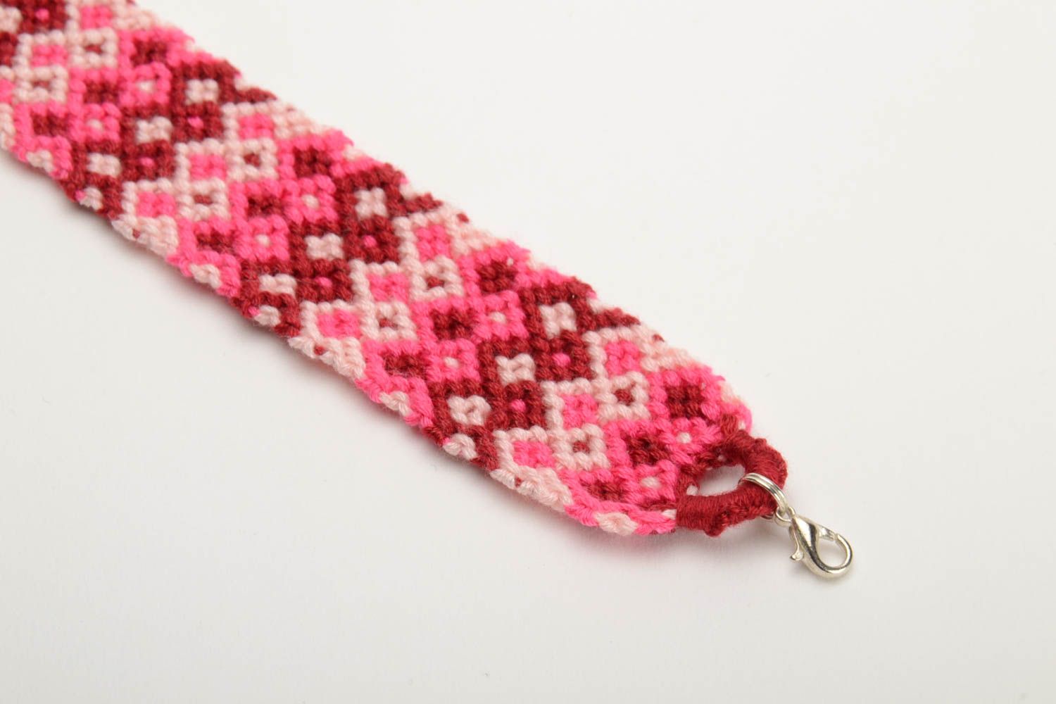 Плетеный браслет из ниток мулине ручной работы широкий красивый бордово-розовый фото 2