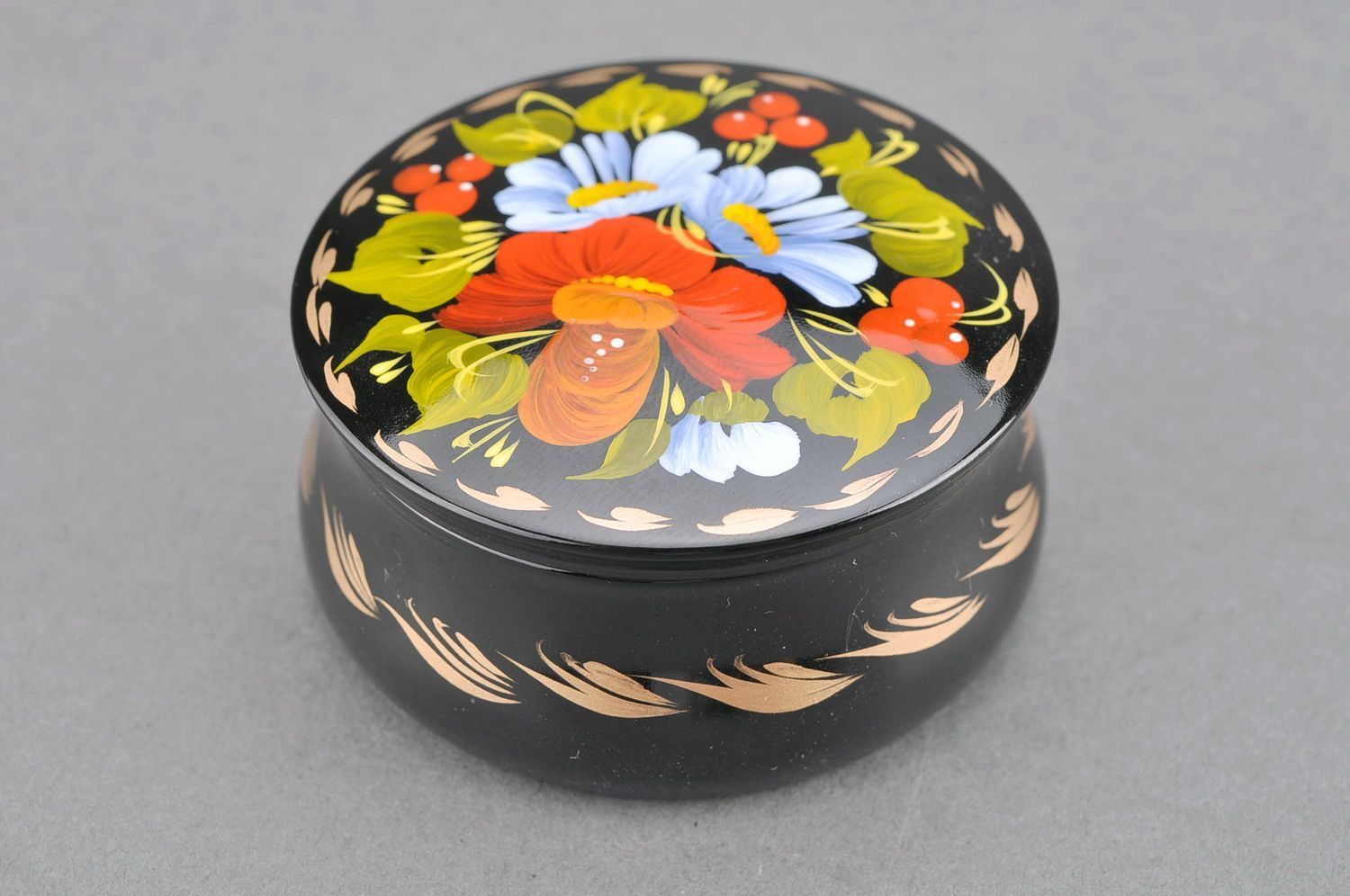 Wooden round box with concave edging Poppy, camomiles and arrow wood photo 1