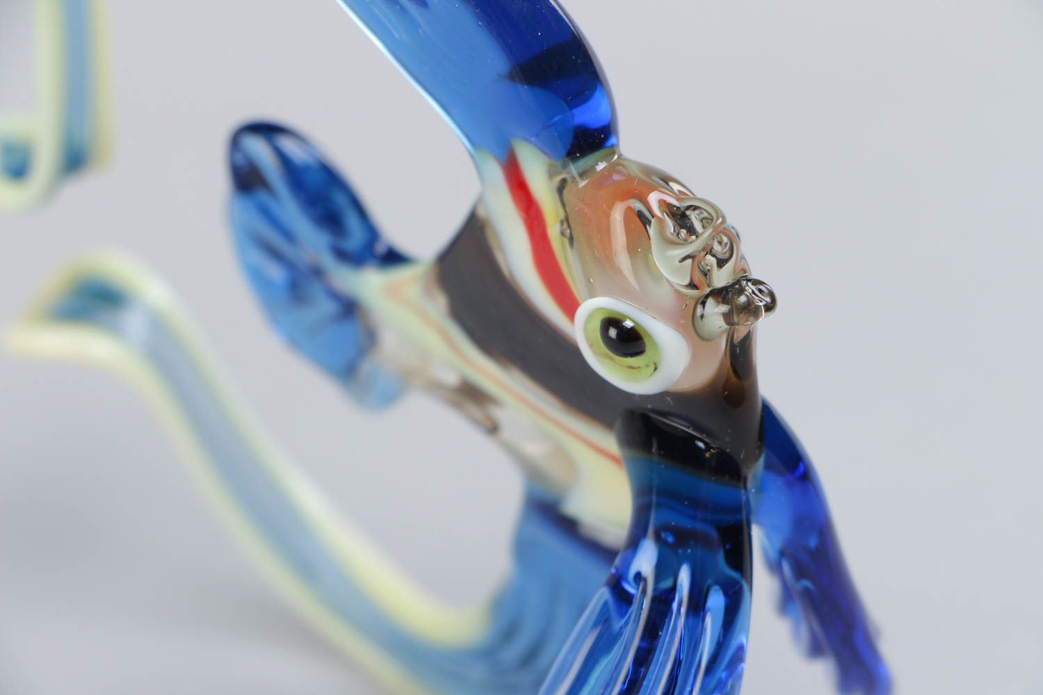 Figura de vidrio hecha a mano y pintada en técnica lampwork con forma de pez  foto 3