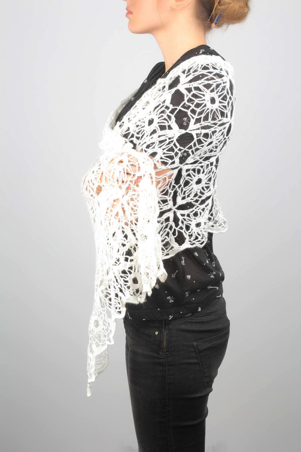 Cachecol fino branco de renda tricotado com fios de acrílico foto 3
