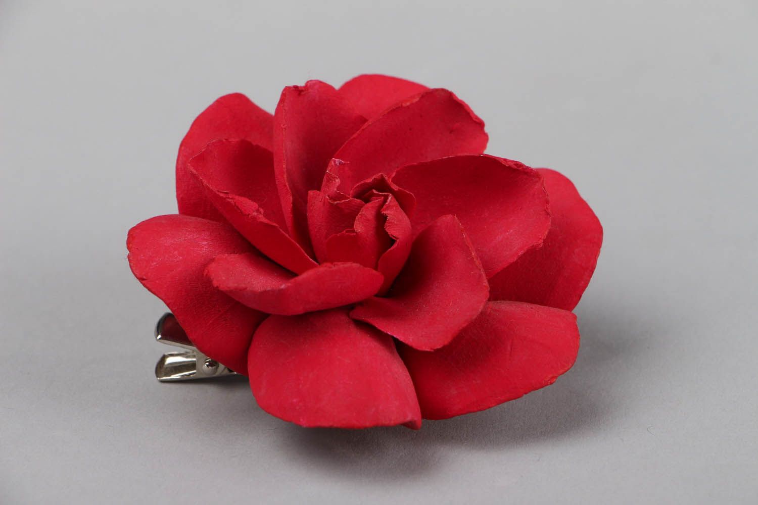 Rote Haarklemme-Brosche in Form einer Blume foto 2