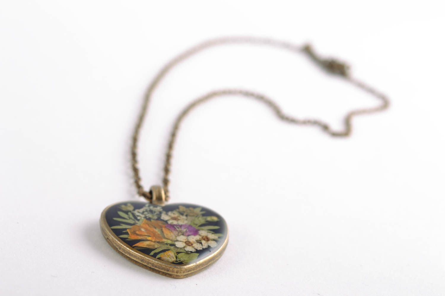 Neck pendant with natural flowers in epoxy resin Heart photo 4