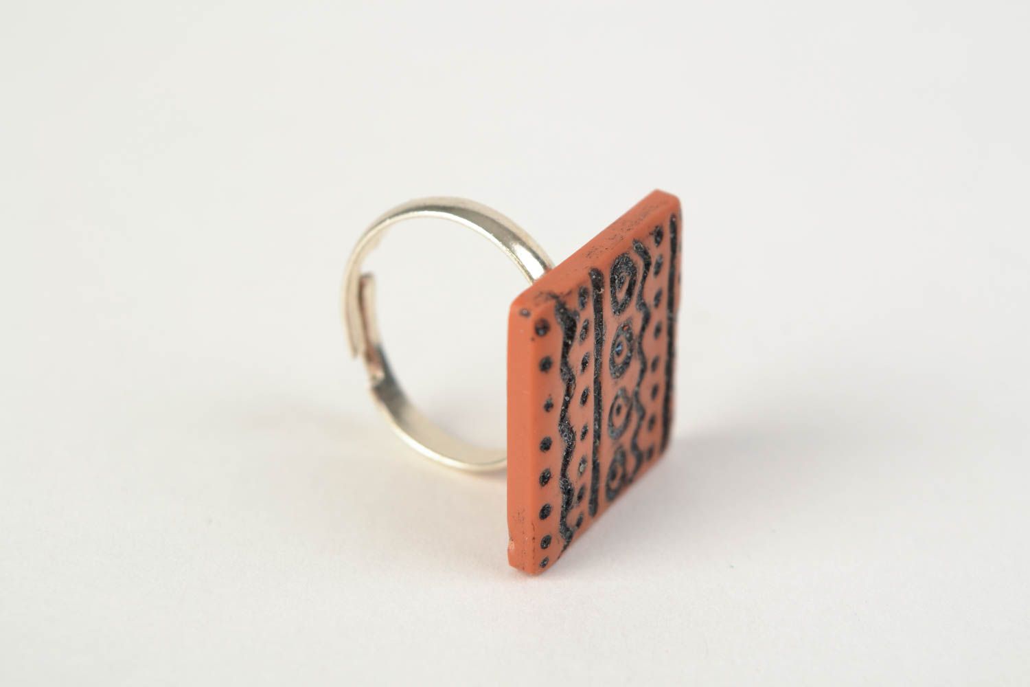 Кольцо из полимерной глины квадратное модное с орнаментом коричневое хенд мэйд фото 4