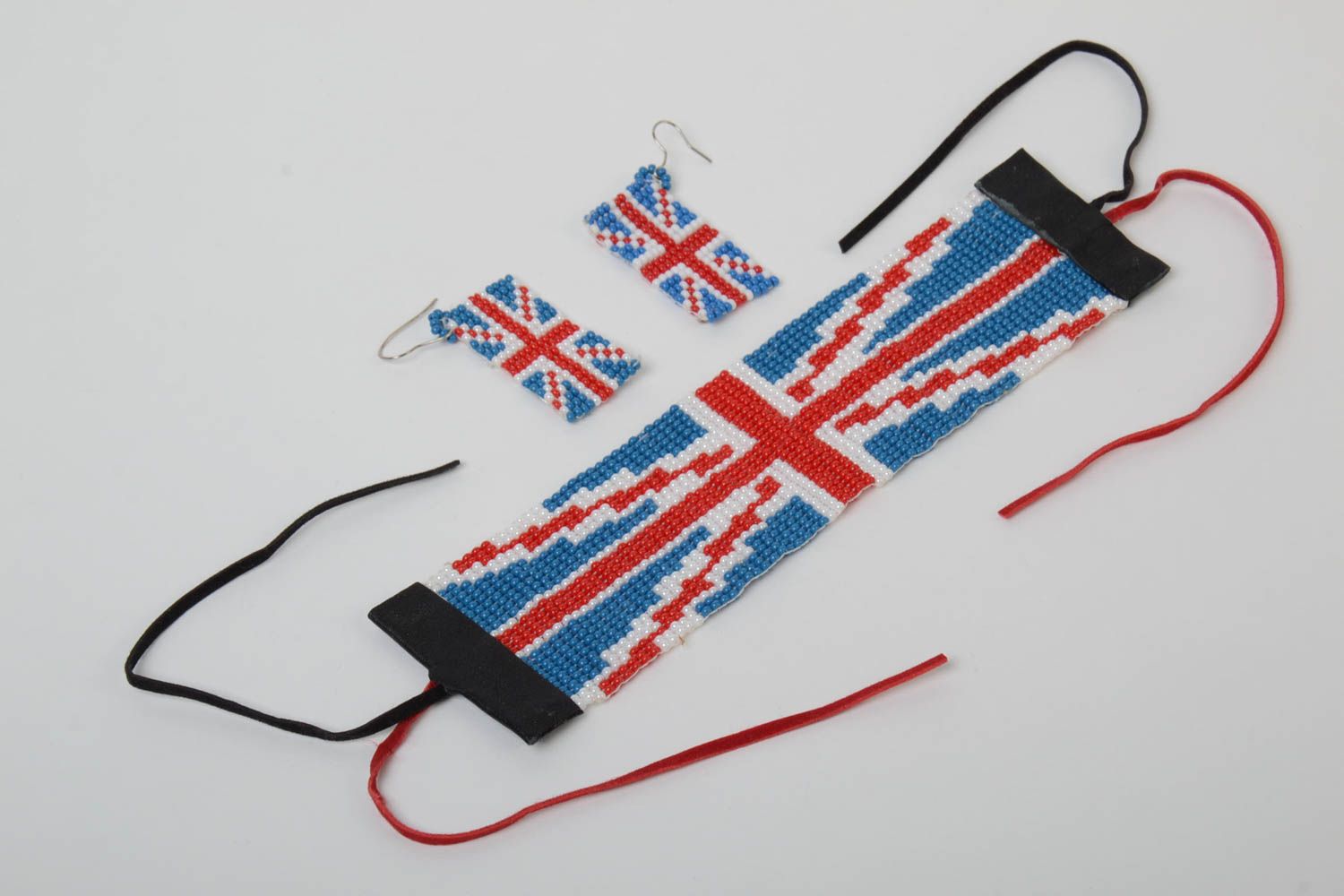 Handgemachtes Schmucksachen Set Collier und Ohrringe aus Glasperlen mit Britischer Flagge und Armband foto 2