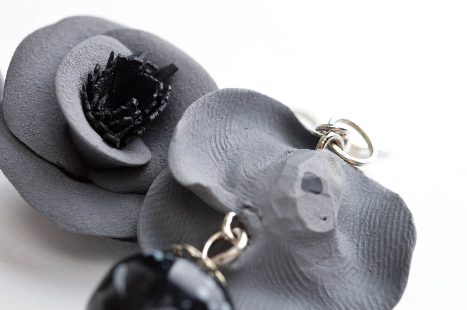 Модные серьги украшение ручной работы серьги из полимерной глины Серые цветы фото 3
