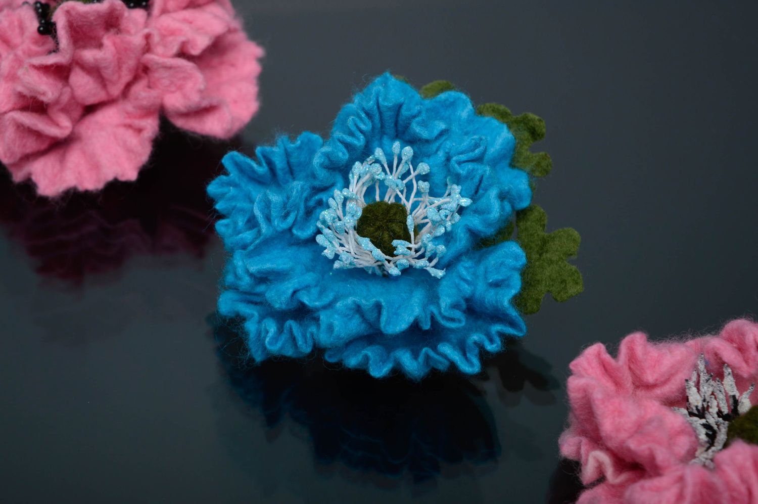 Broche en laine feutrée faite main Fleur bleue photo 5