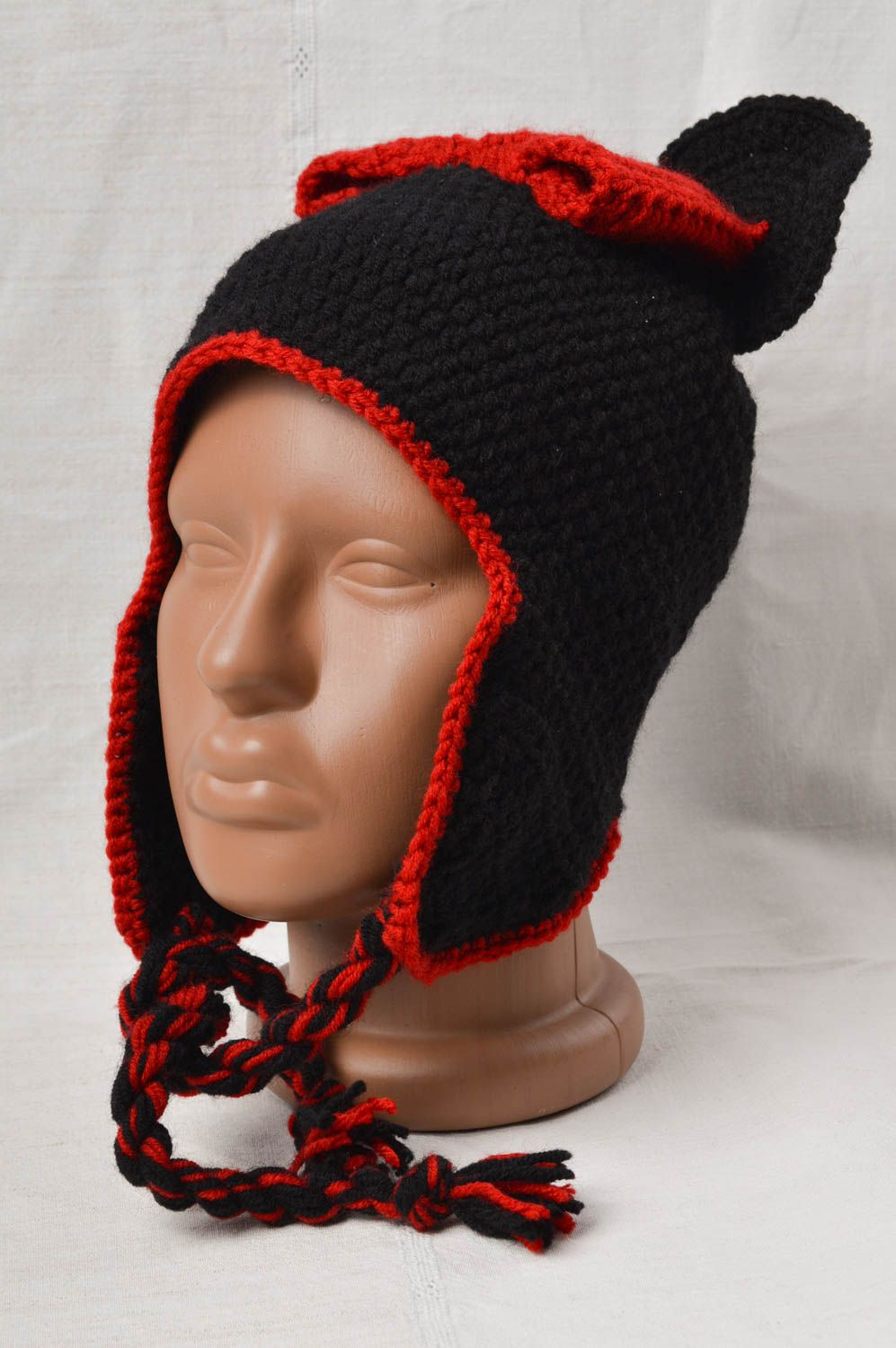 Вязаная шапка ручной работы зимняя шапка теплая шапка черная с красным бантом фото 2