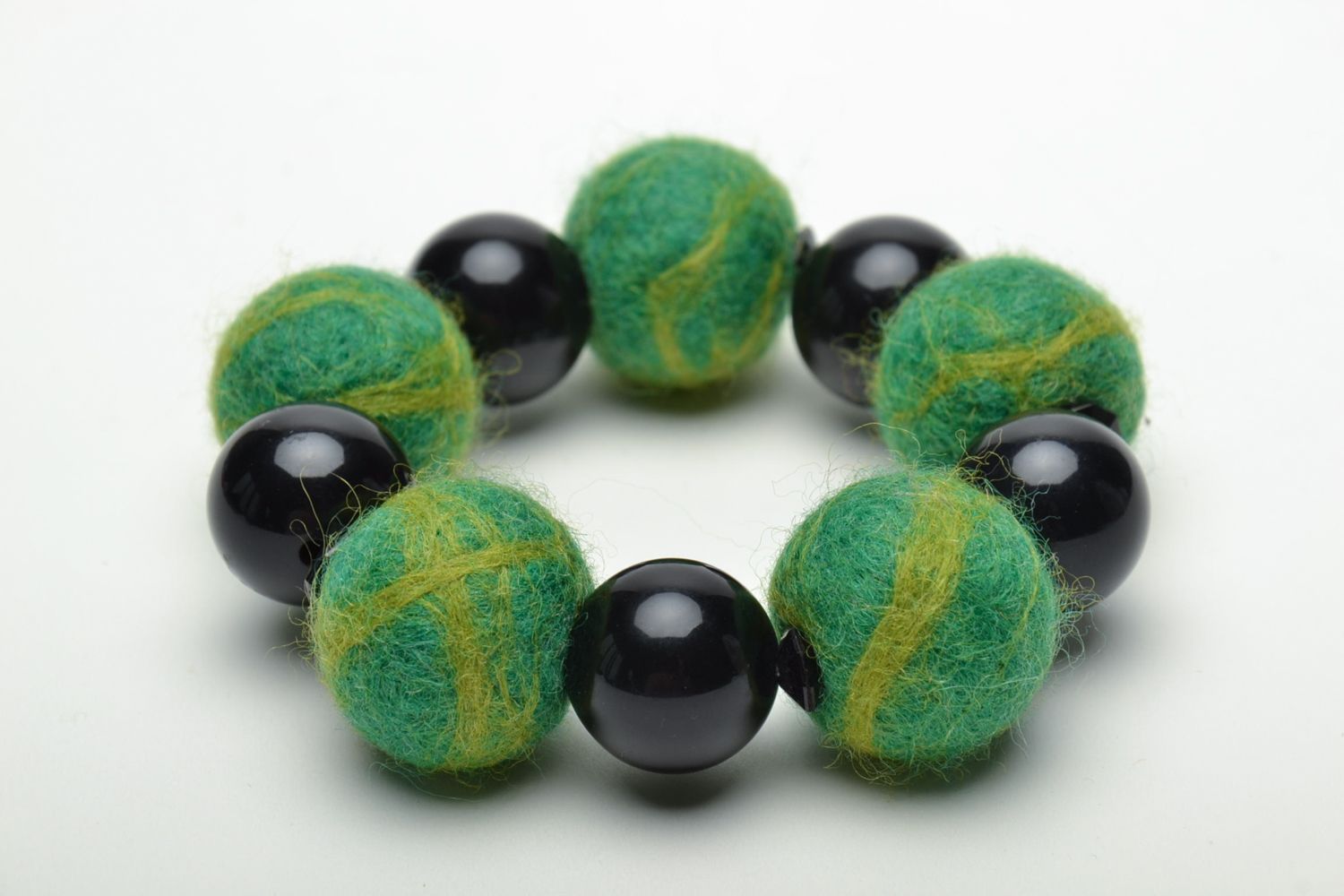Bracelet fait main de perles en laine et bois noir vert photo 3