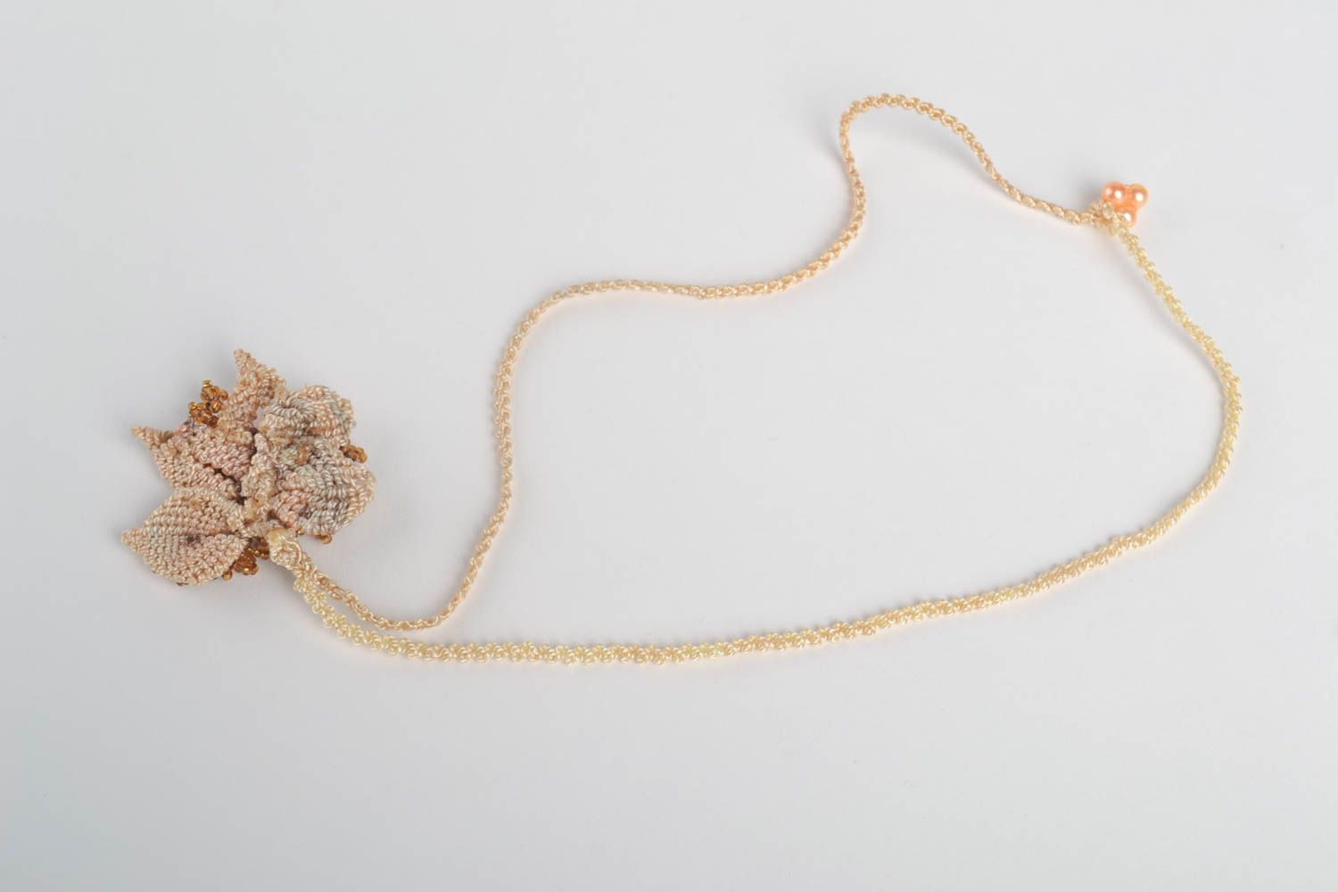 Pendentif feuille Bijoux fait main tressé en fils et perles Accessoire femme photo 4