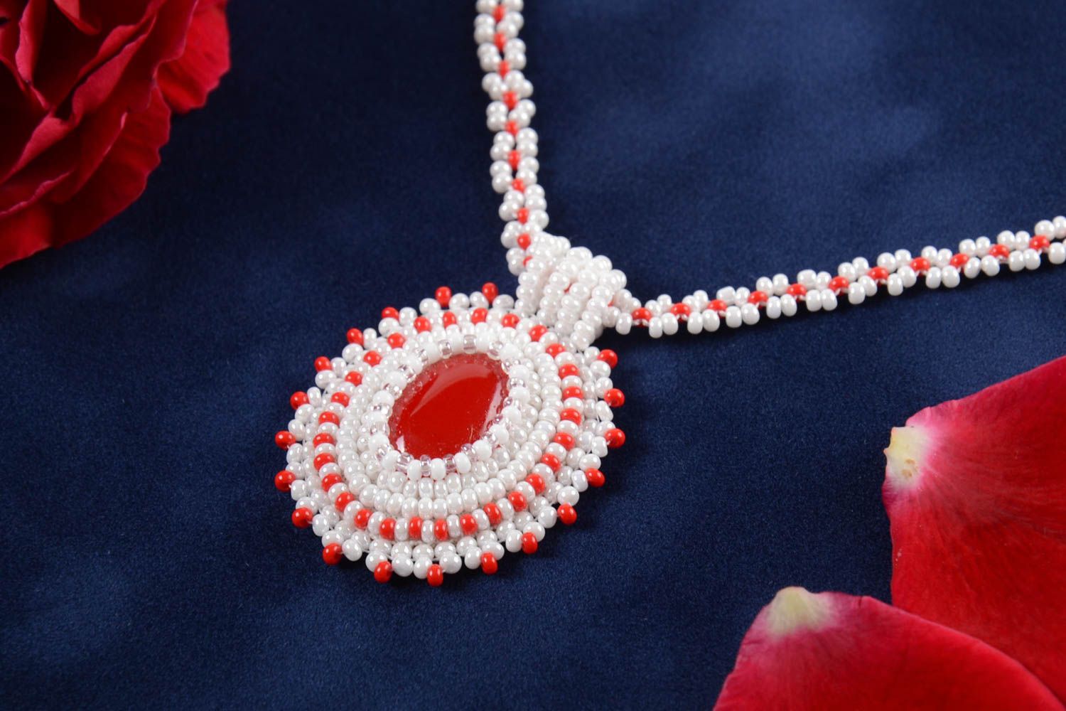 Collier pendentif Bijou fait main Cadeau femme blanc en perles de rocaille photo 1