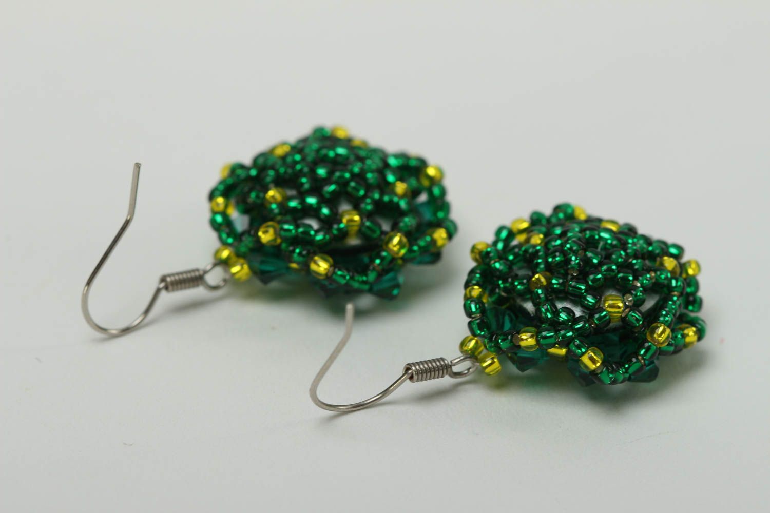 Серьги ручной работы модные серьги цветочные зеленые красивые серьги из бисера фото 4