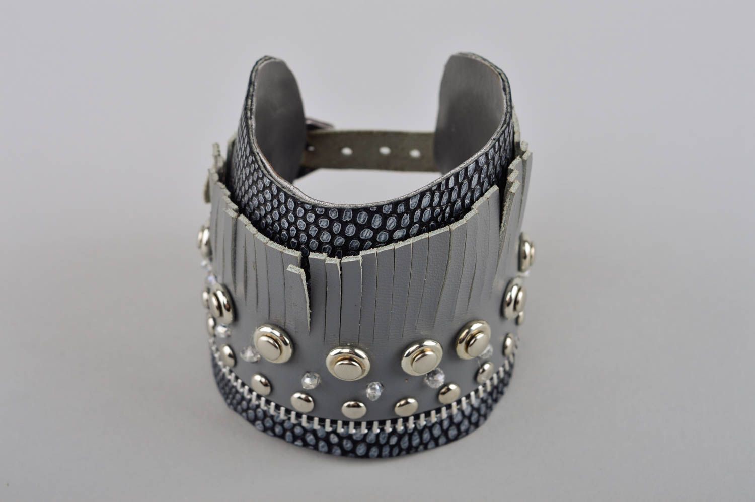 Bracelet gris Bijou fait main large en cuir tendance Cadeau pour femme photo 2