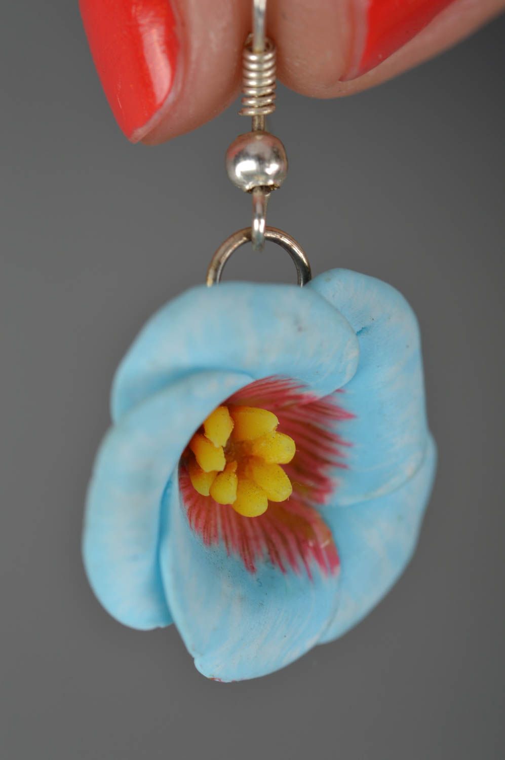 Feine hellblaue einfarbige handgemachte Ohrringe aus Polymerton mit Blumen foto 3