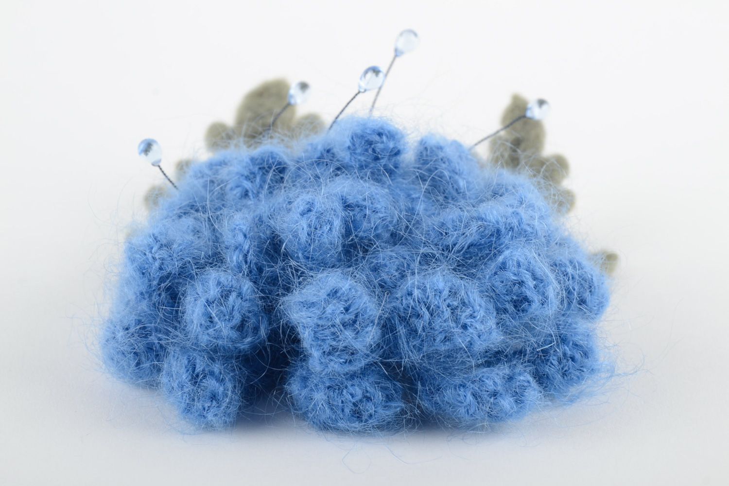 Grande broche fleur bleue tricotée en laine originale faite main pour femme photo 3