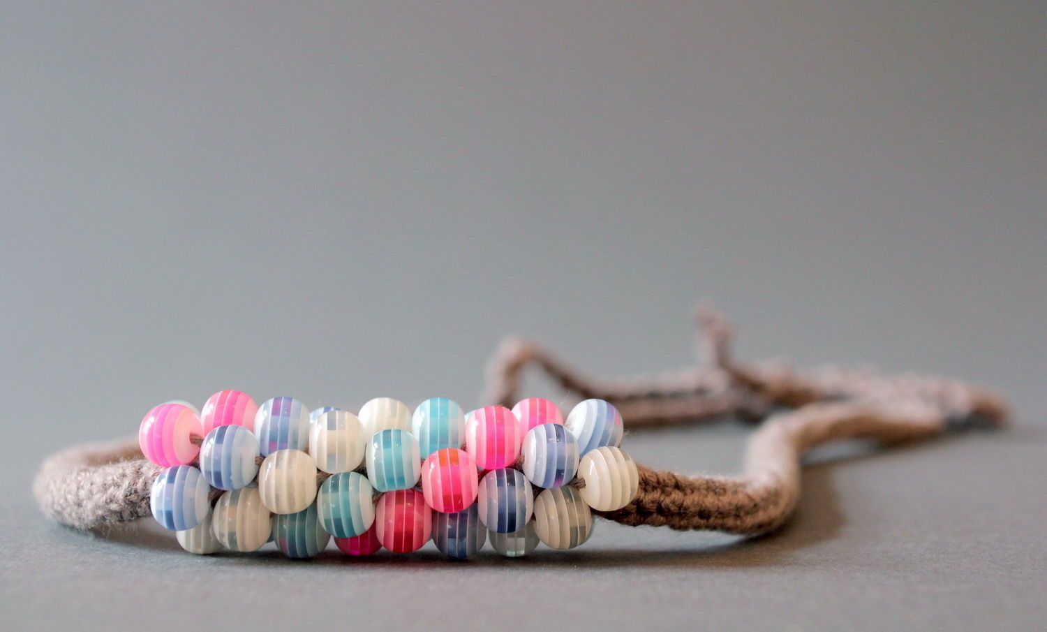 Bead necklace-braided strap, acrylic photo 3