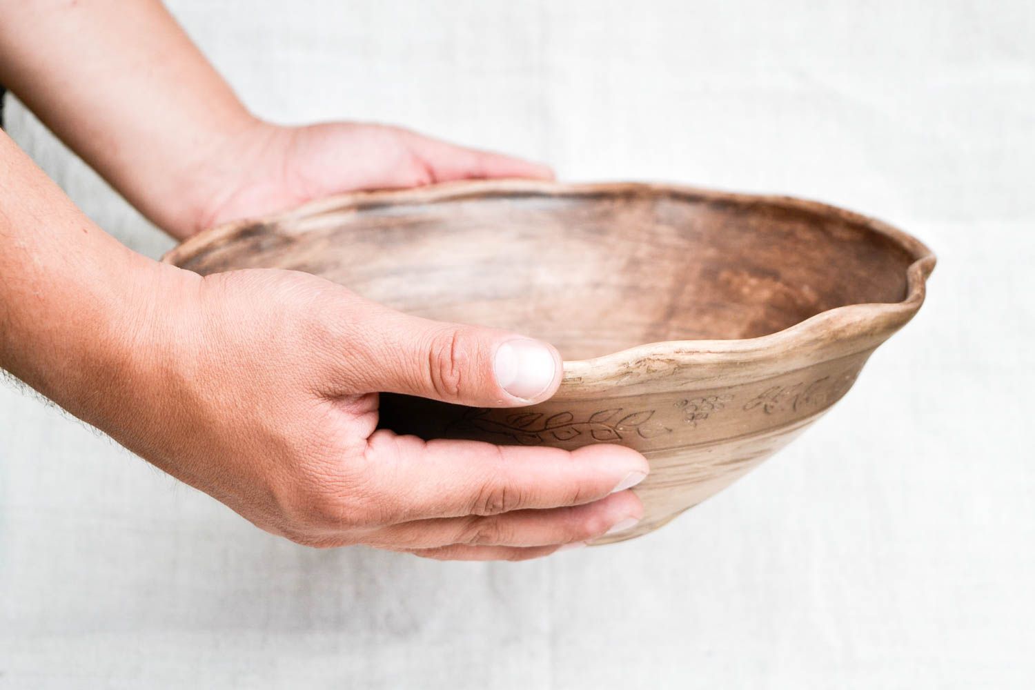 Керамическая тарелка ручной работы глиняная посуда тарелка для салата большая фото 2