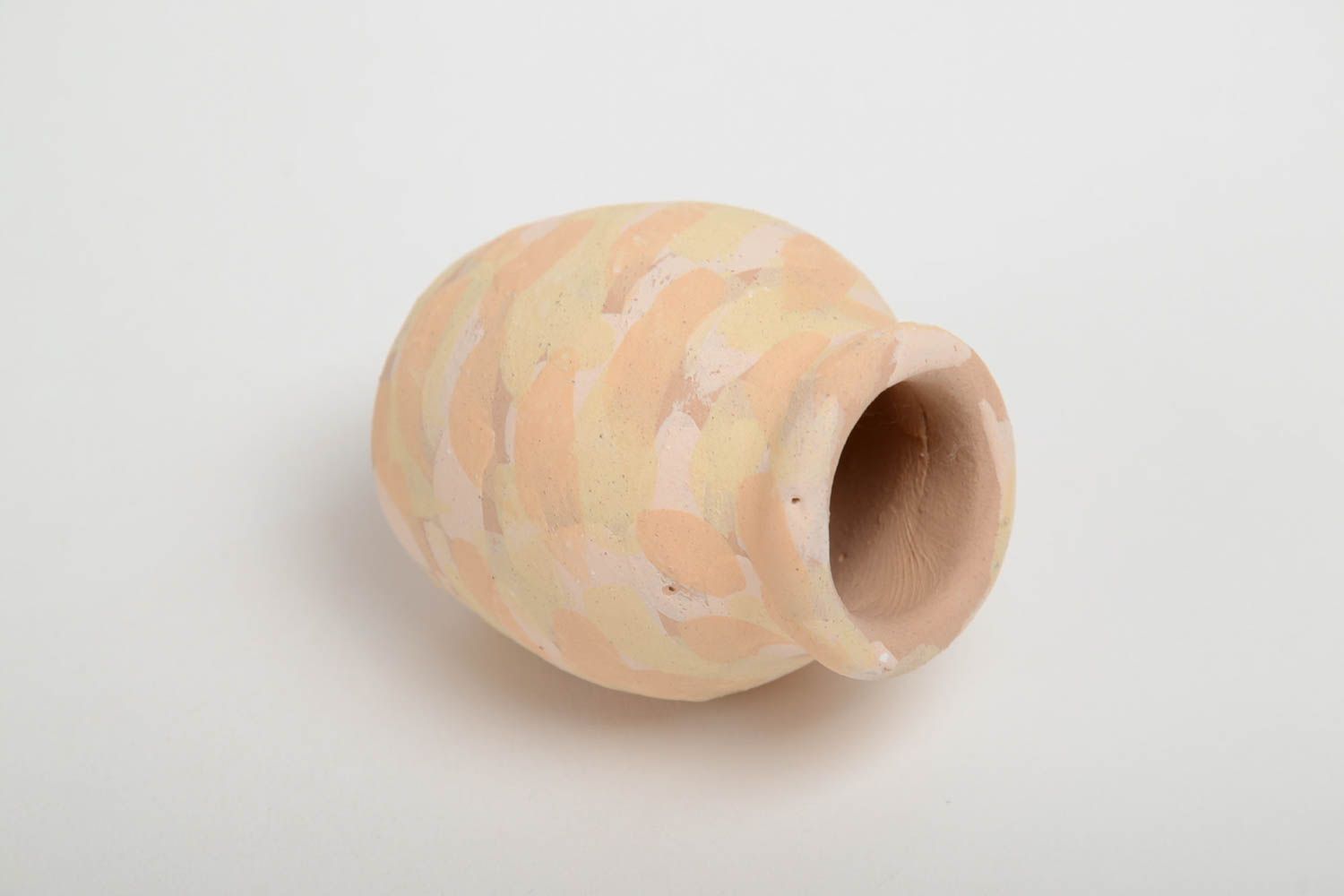 Декоративный глиняный кувшин миниатюрный элемент декора ручной работы бежевый фото 3
