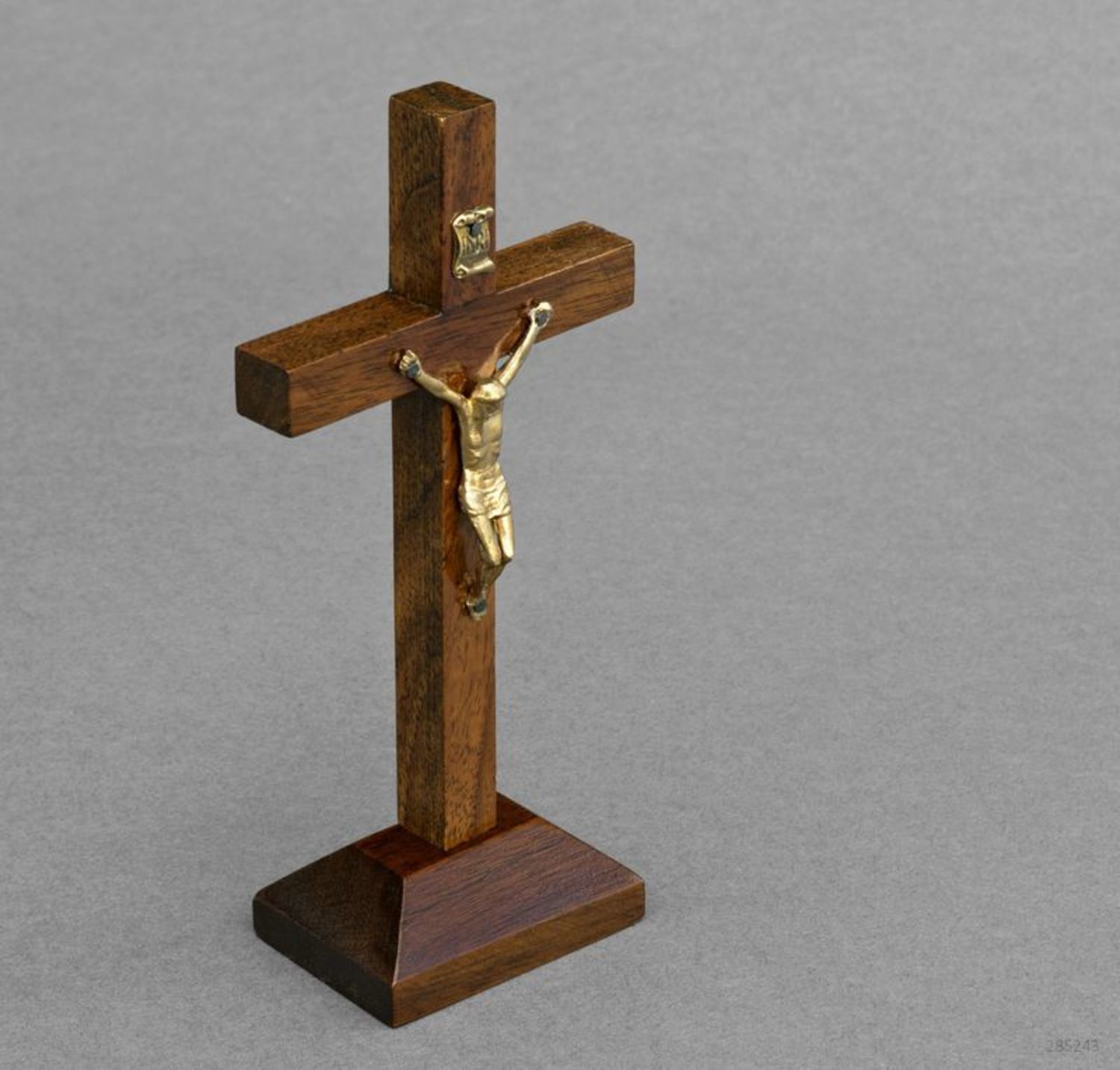 Деревянный настольный крест с распятием фото 3