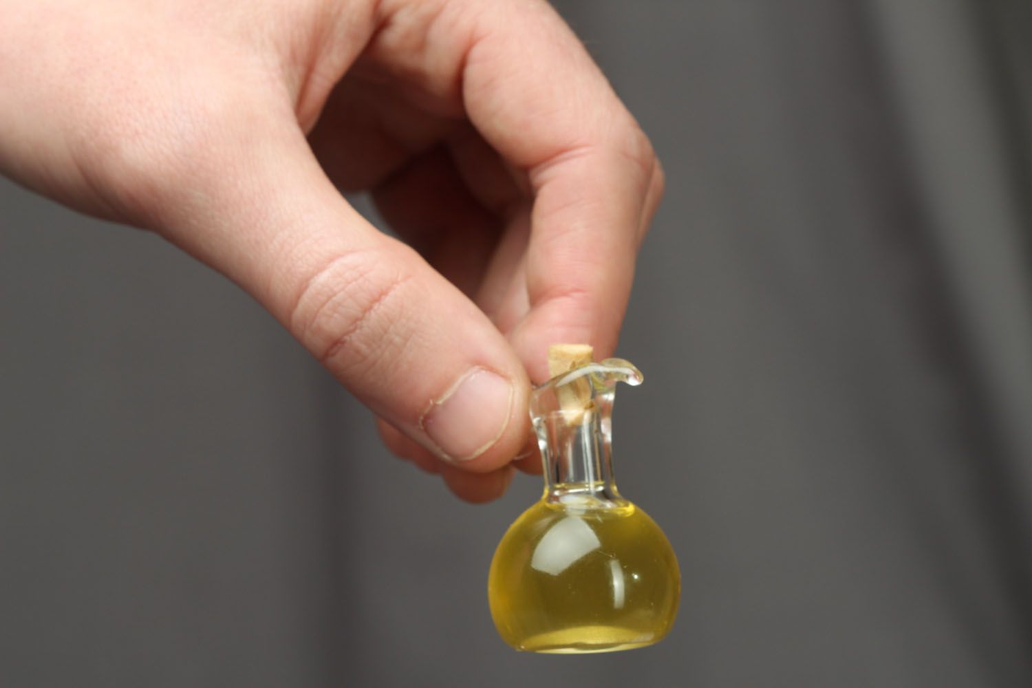 Perfume de óleo num pequeno frasco foto 2
