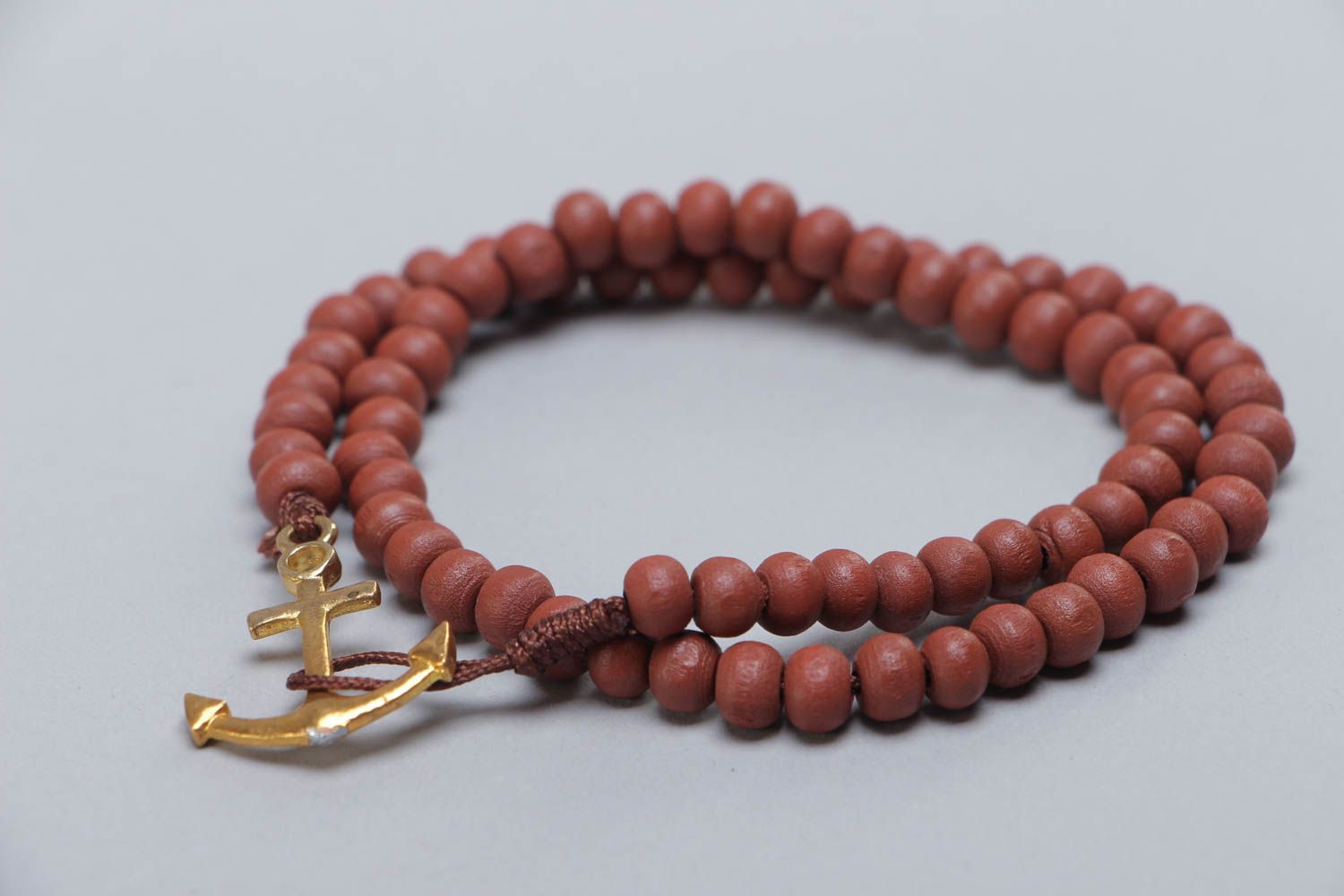Bracelet en perles de bois brun décoré d'ancre en métal original fait main photo 3