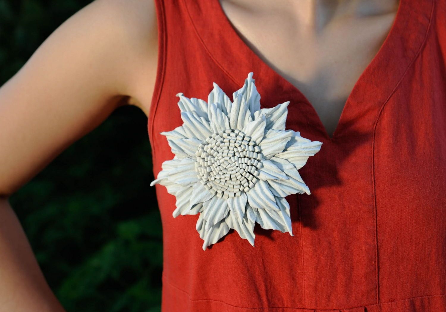 Broche originale en forme de fleur blanche photo 4