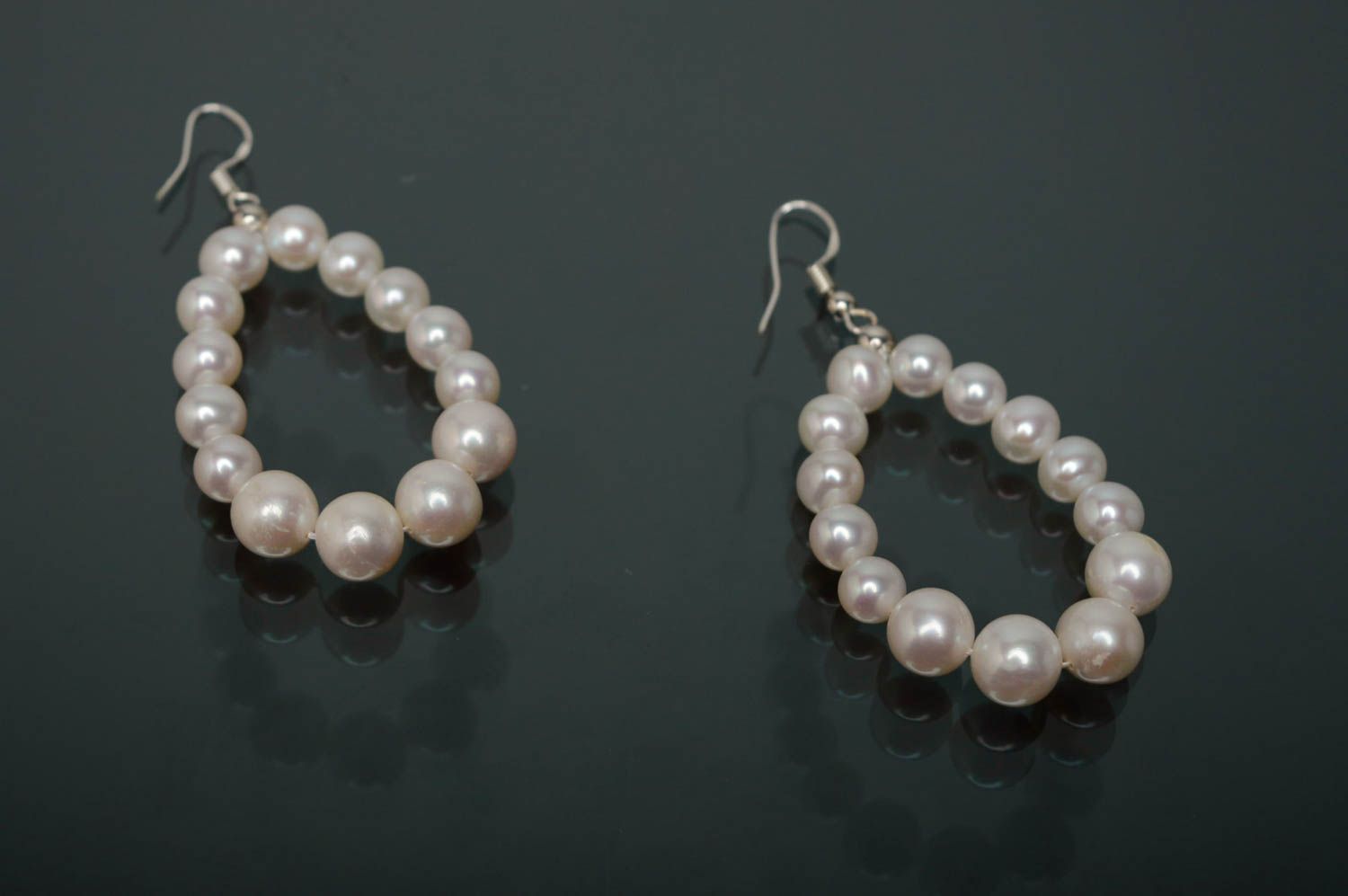 Silver earrings with pearls of white color photo 1