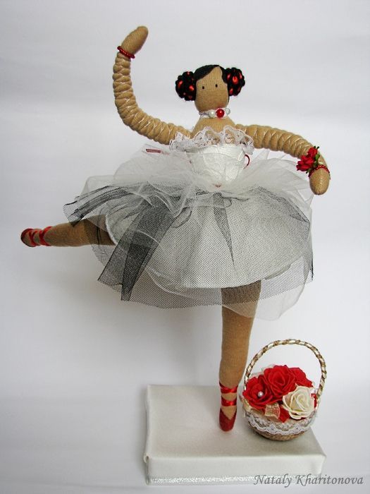 Muñeca de trapo artesanal Bailarina en soporte foto 1