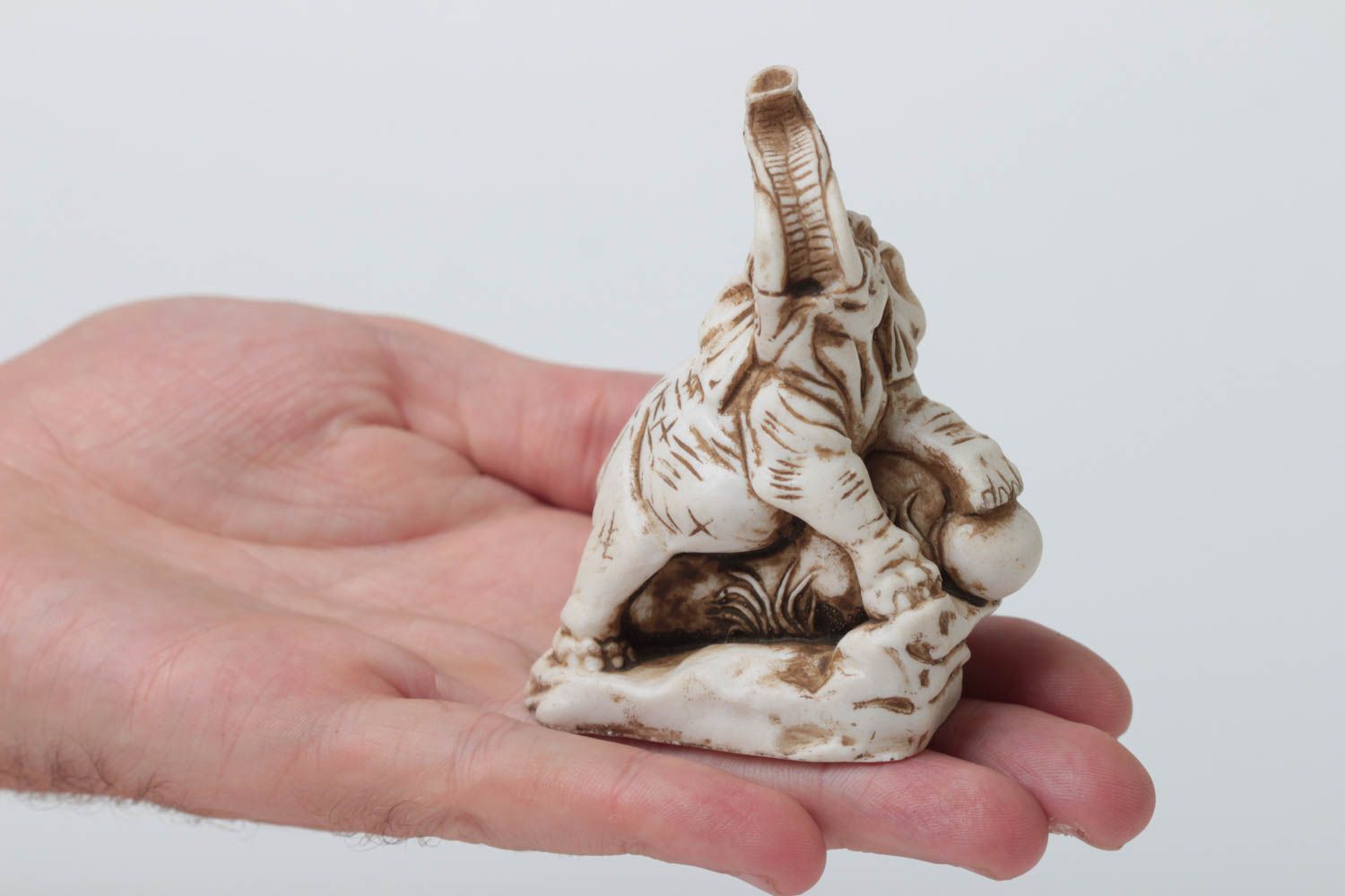 Маленькая статуэтка из полимерной глины в виде слона белая ручной работы фото 5