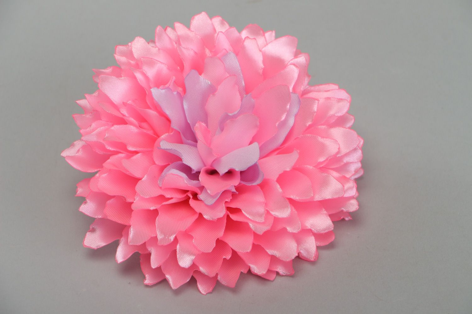 Розовая заколка цветок из атласной ткани объемная ручной работы фото 1