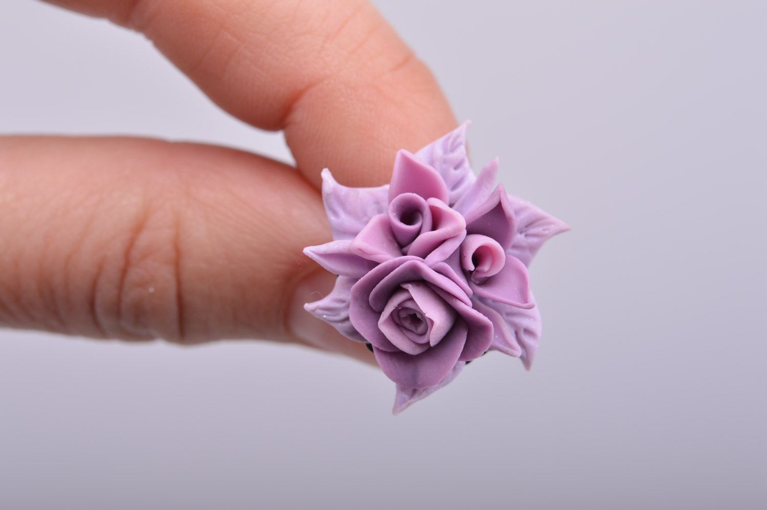 Belle bague en pâte polymère réglable avec fleurs violette originale faite main  photo 3
