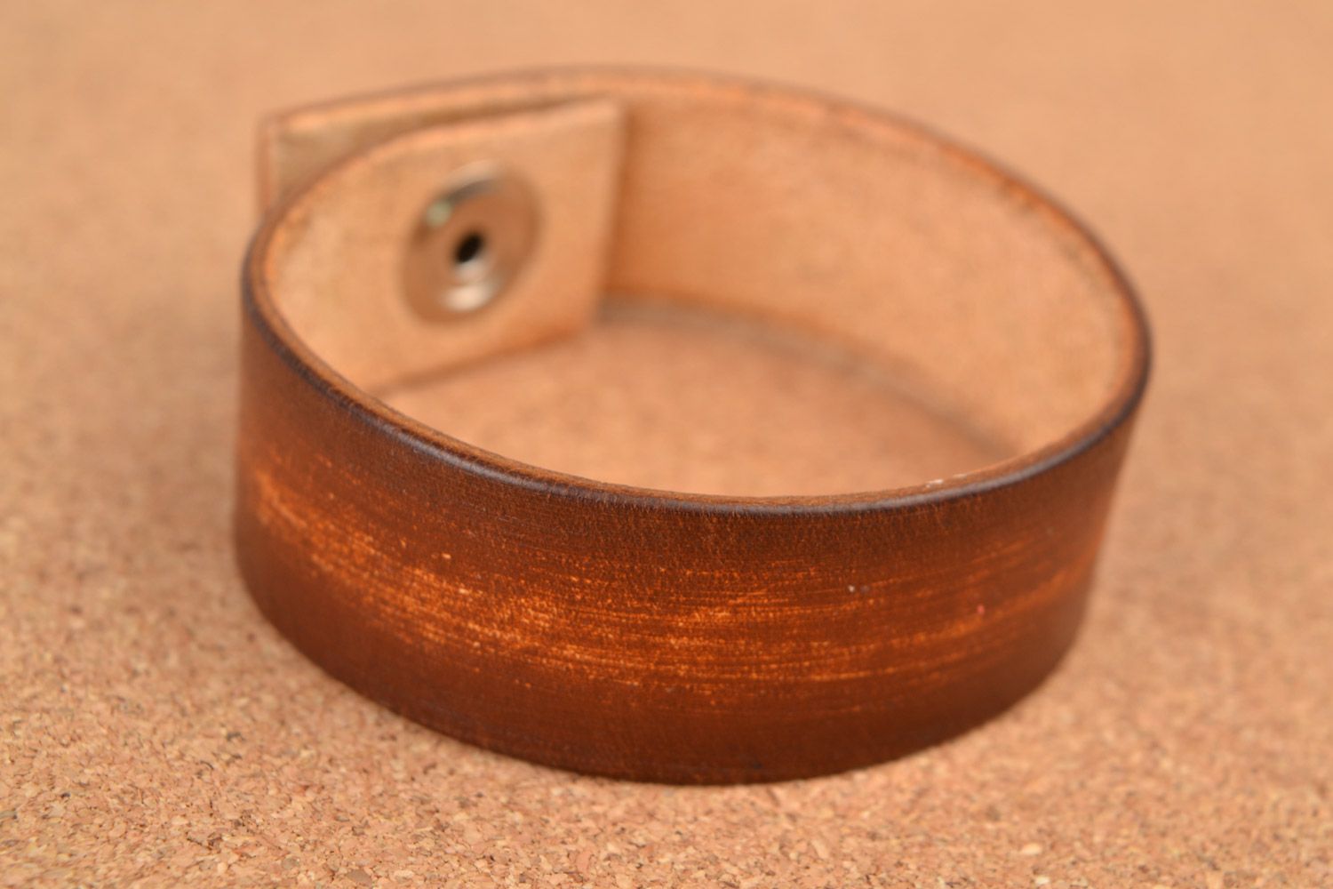 Bracelet en cuir large brun avec bouton-pression fait main unisexe élégant photo 1