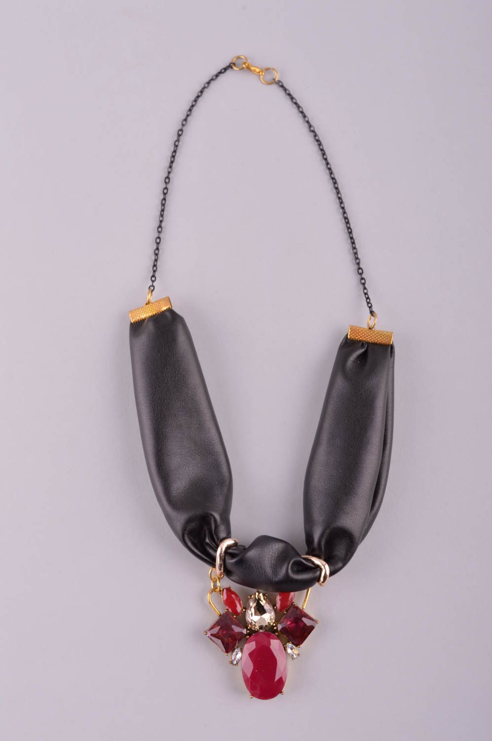 Collier fantaisie Bijou fait main en cuir artificiel noir Accessoire femme photo 2