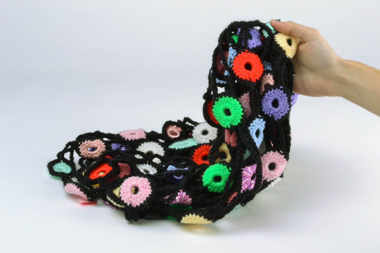 Разноцветный вязаный шарф фото 5