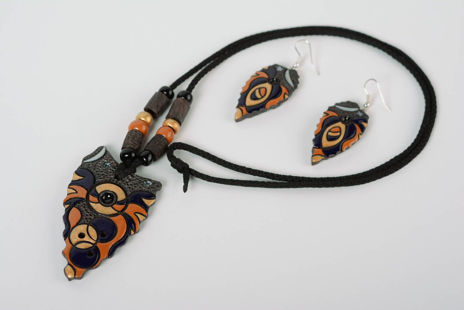 Ensemble de pendentif et boucles d'oreilles en céramique peintes faites main photo 1