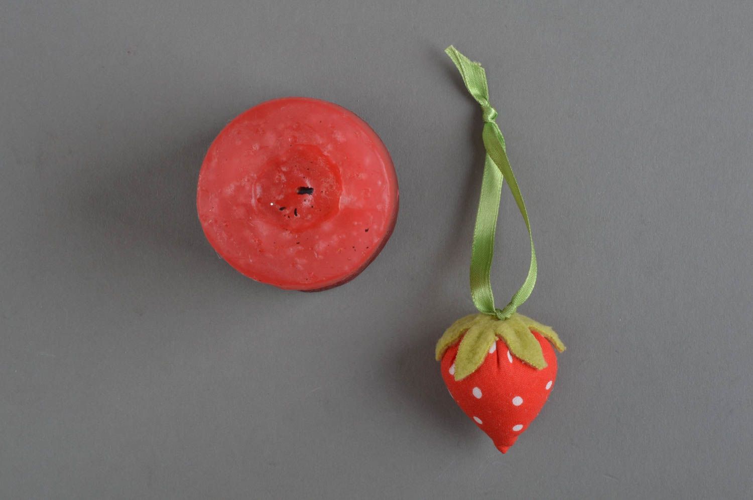 Handgemachter Deko Anhänger aus Stoff in Form von Erdbeere für Haus Interieur foto 4