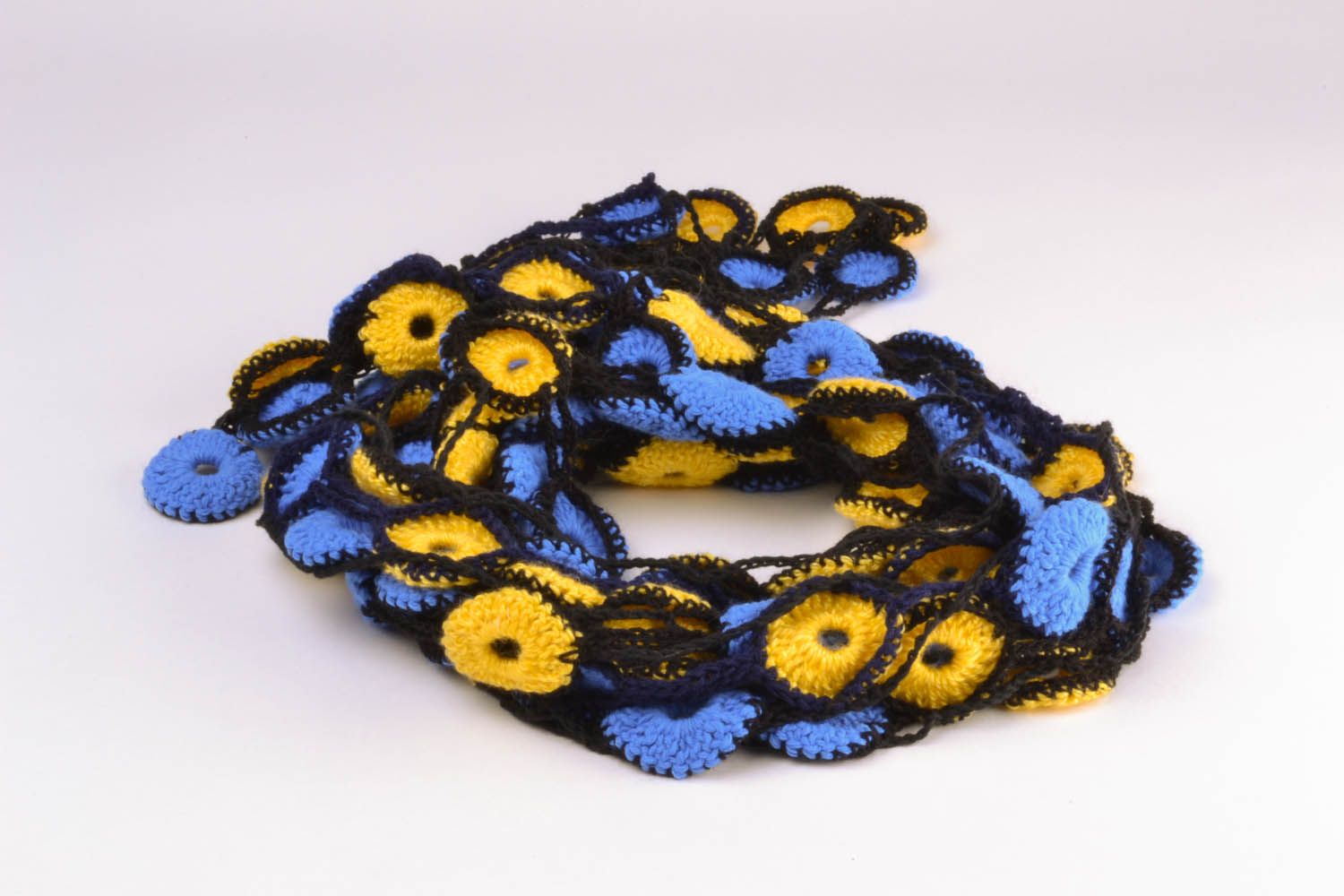 Écharpe tricotée au crochet ajourée multicolore photo 4