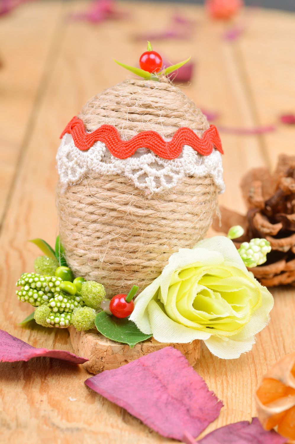 Oeuf de Pâques recouvert de fils de laine avec support décoratif fait main photo 2